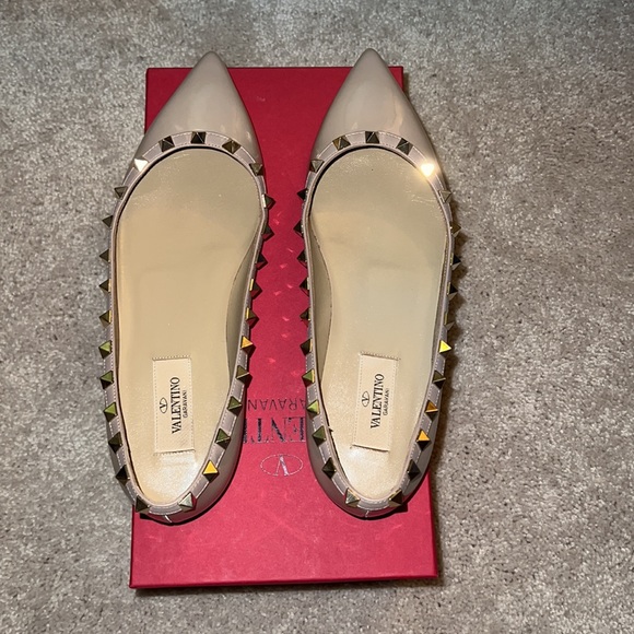 Valentino Garavani Rockstud NUDE Patent Leather Ballet Flats size 37 1/2 . - Picture 3 of 10